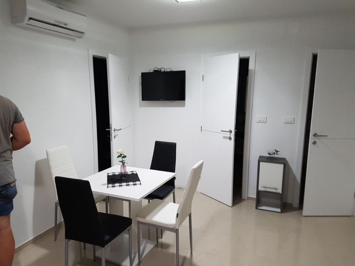 Apartmani Zaric Malinska Kültér fotó