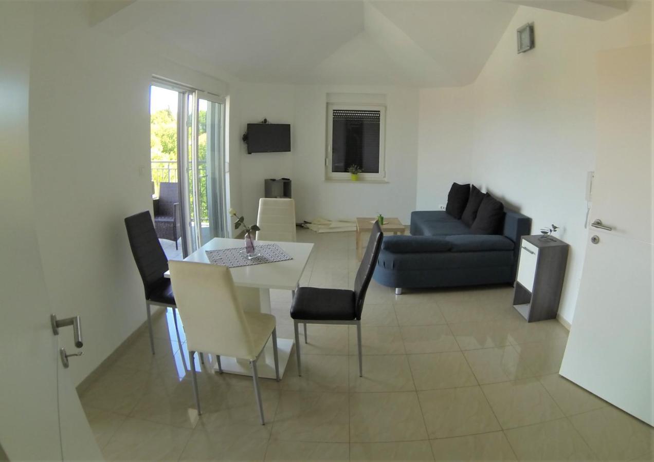 Apartmani Zaric Malinska Kültér fotó
