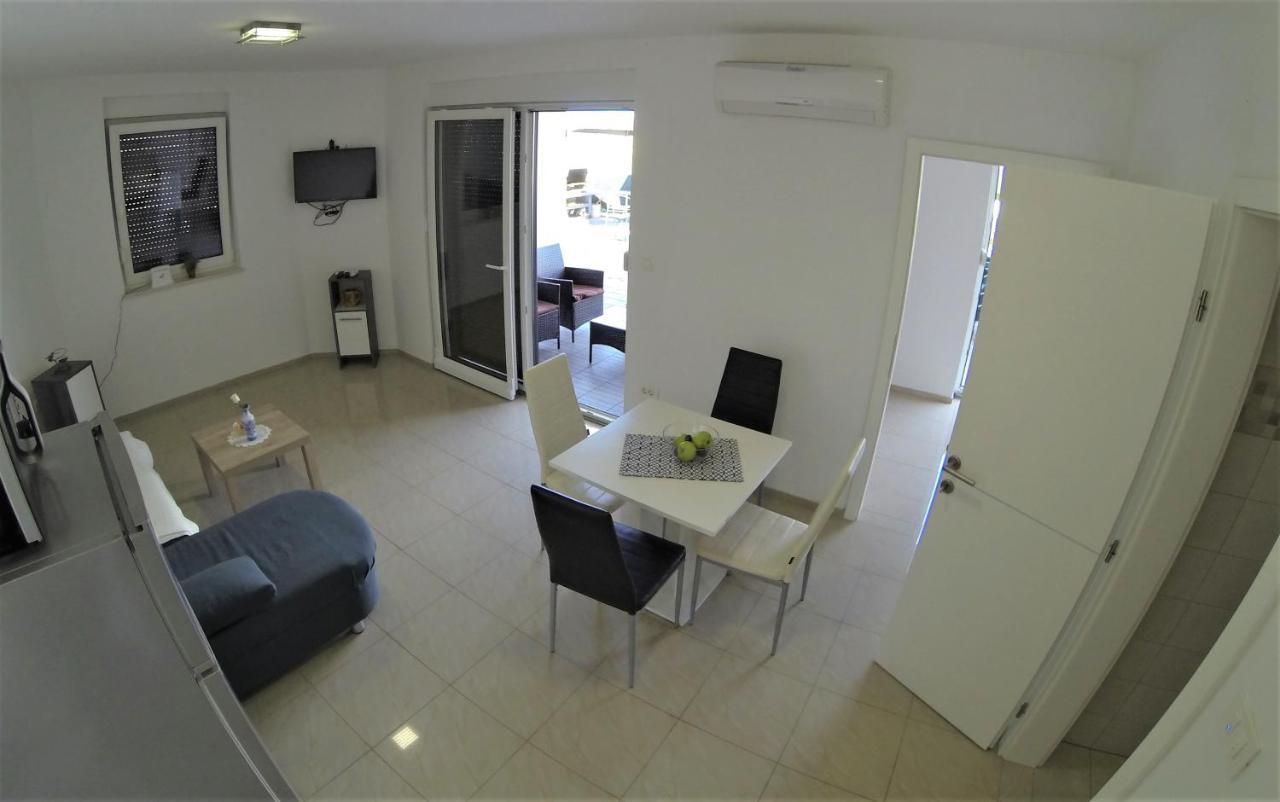 Apartmani Zaric Malinska Kültér fotó